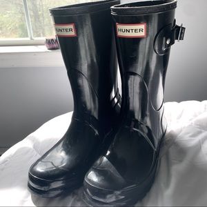 HUNTER BOOTS ✨ BLACK ✨ SIZE 7 ✨ MID CALF. IN GOOD CONDITION ✨